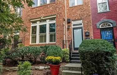 A spacious 2 bed 2 bath unit available for lease (St NW)