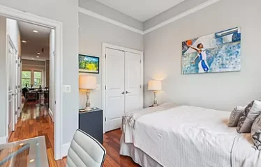 A spacious 2 bed 2 bath unit available for lease (St NW)